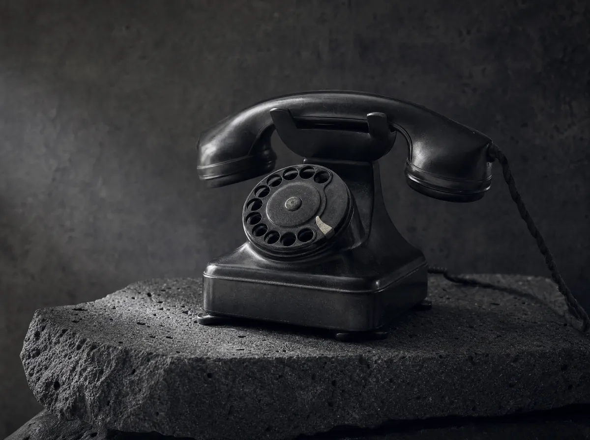 Un téléphone ancien posé sur une dalle de basalte